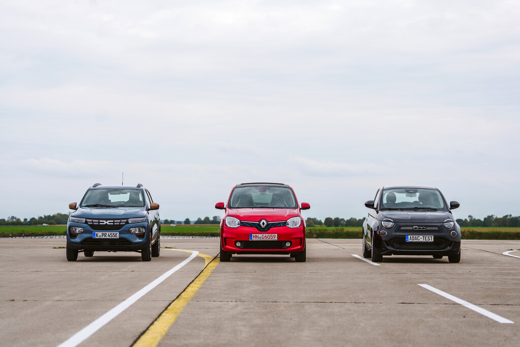 ADAC testet die 3 günstigsten Elektroautos 1 ADAC-Test Elektroautos unter 30.000 Euro (v.l.): Renault Twingo E-Tech Electric, Dacia Spring 65 und Fiat 500e.