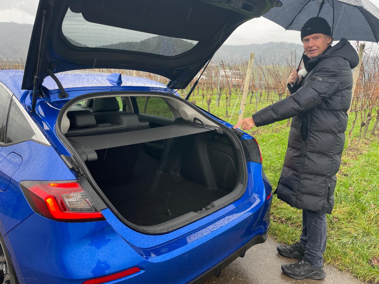Honda Civic e:HEV (2023) - Alternative zum VW Golf? 18 Honda Civic e:HEV Kofferraum mit Friedbert Weizenecker
