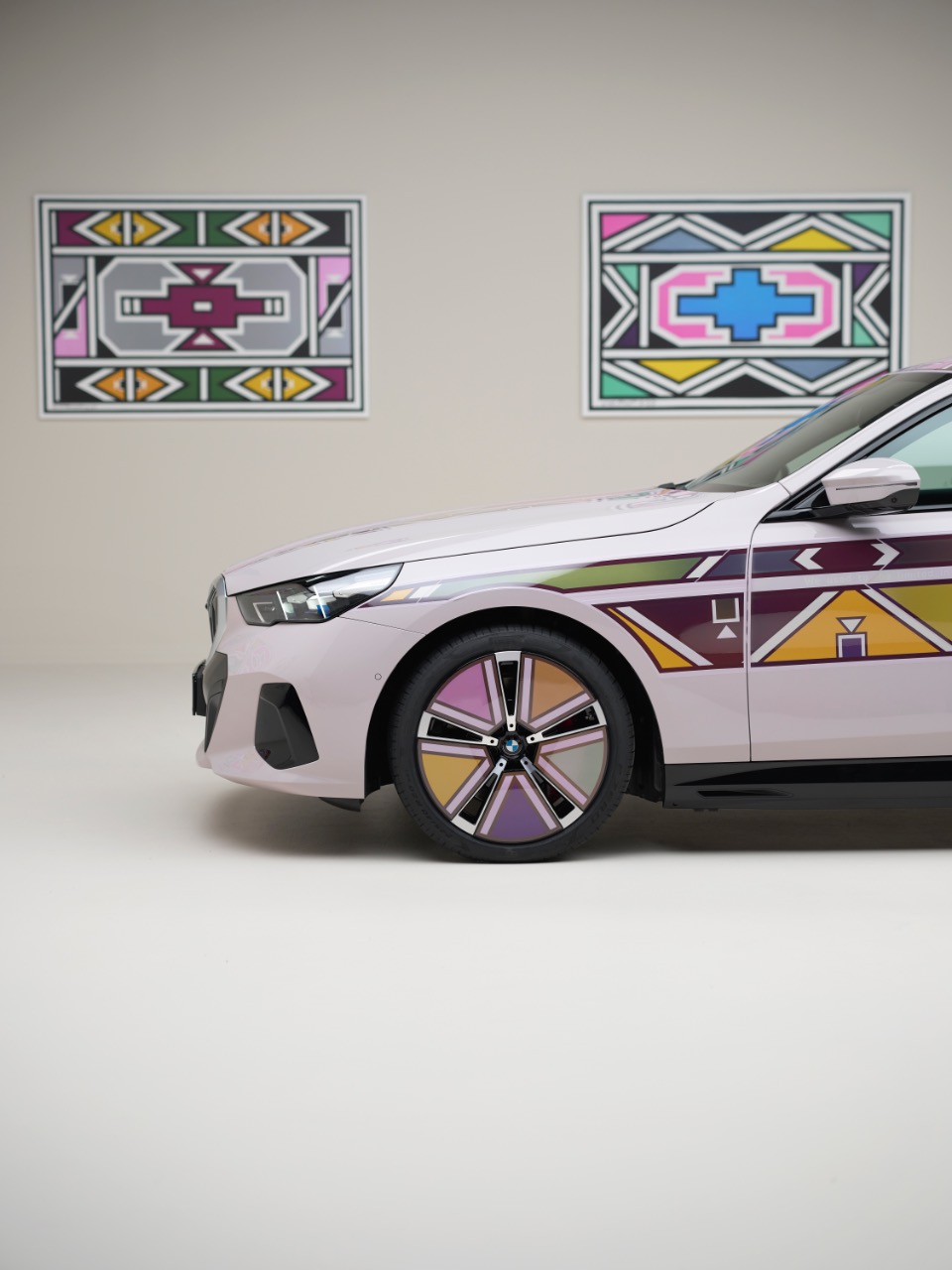 Kunst trifft Innovation: Der BMW i5 Flow NOSTOKANA 7 der-Autotester