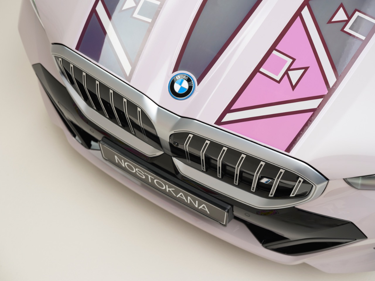 Kunst trifft Innovation: Der BMW i5 Flow NOSTOKANA 4 der-Autotester