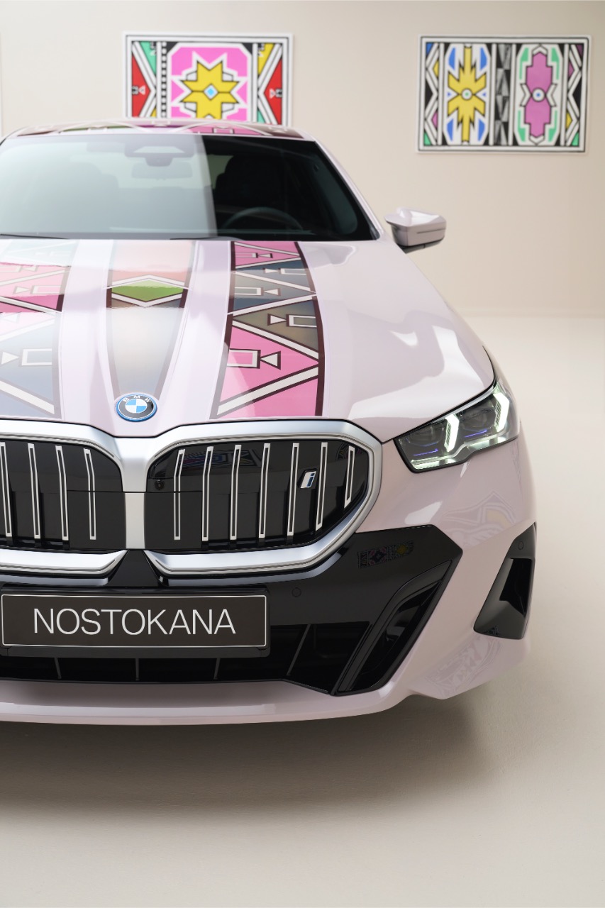 Kunst trifft Innovation: Der BMW i5 Flow NOSTOKANA 8 der-Autotester