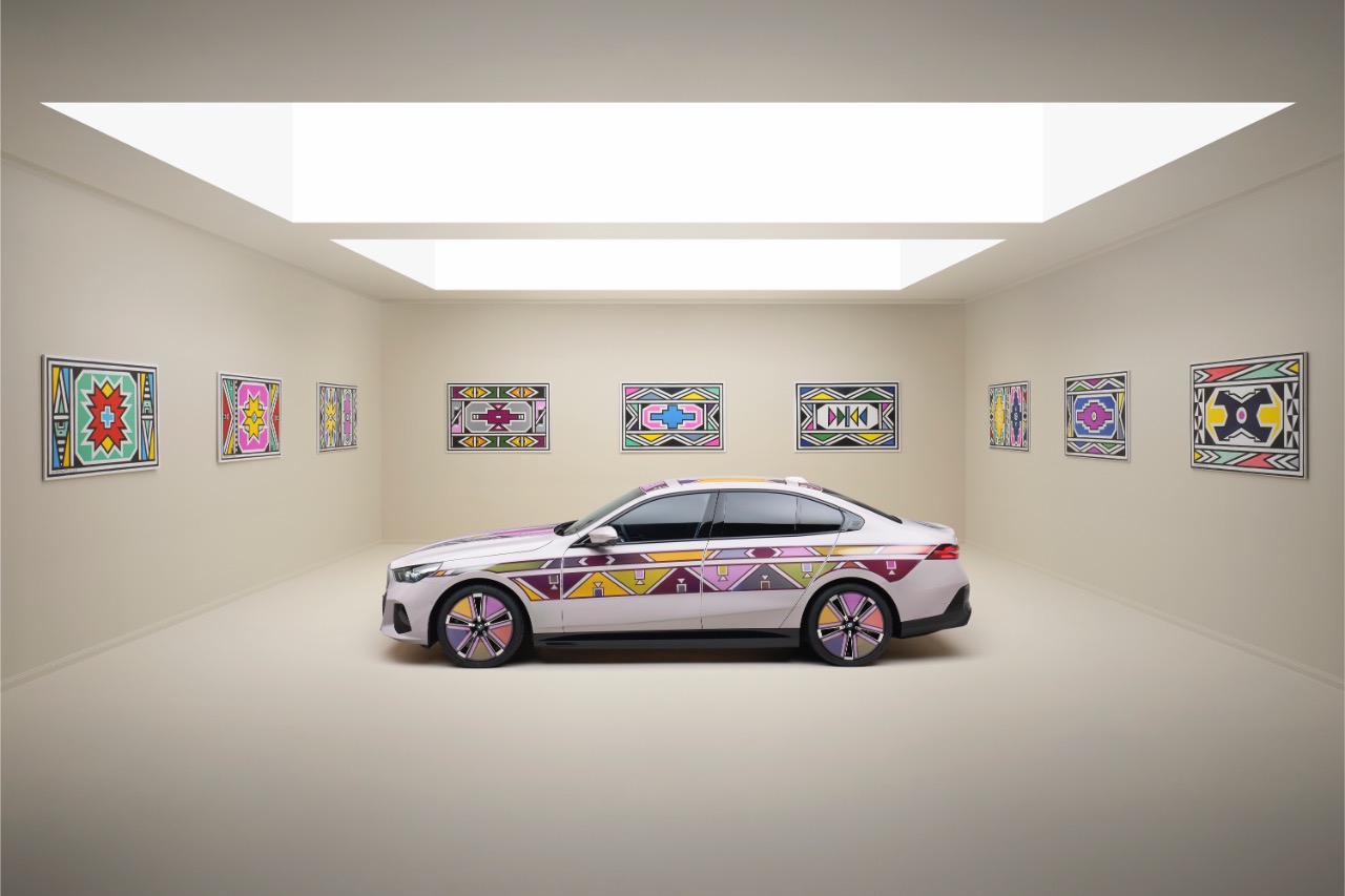 Kunst trifft Innovation: Der BMW i5 Flow NOSTOKANA 1 der-Autotester