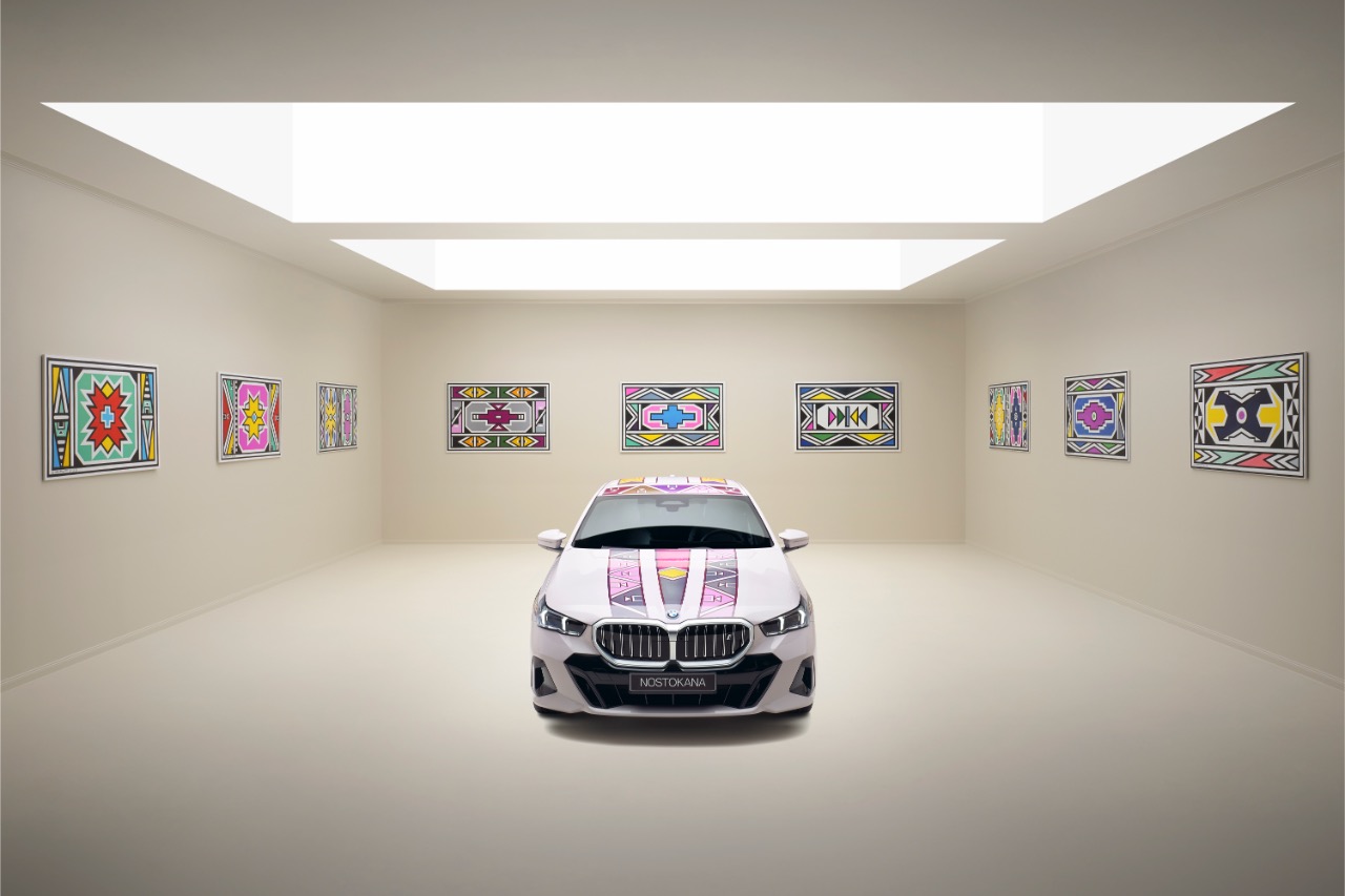 Kunst trifft Innovation: Der BMW i5 Flow NOSTOKANA 16 der-Autotester