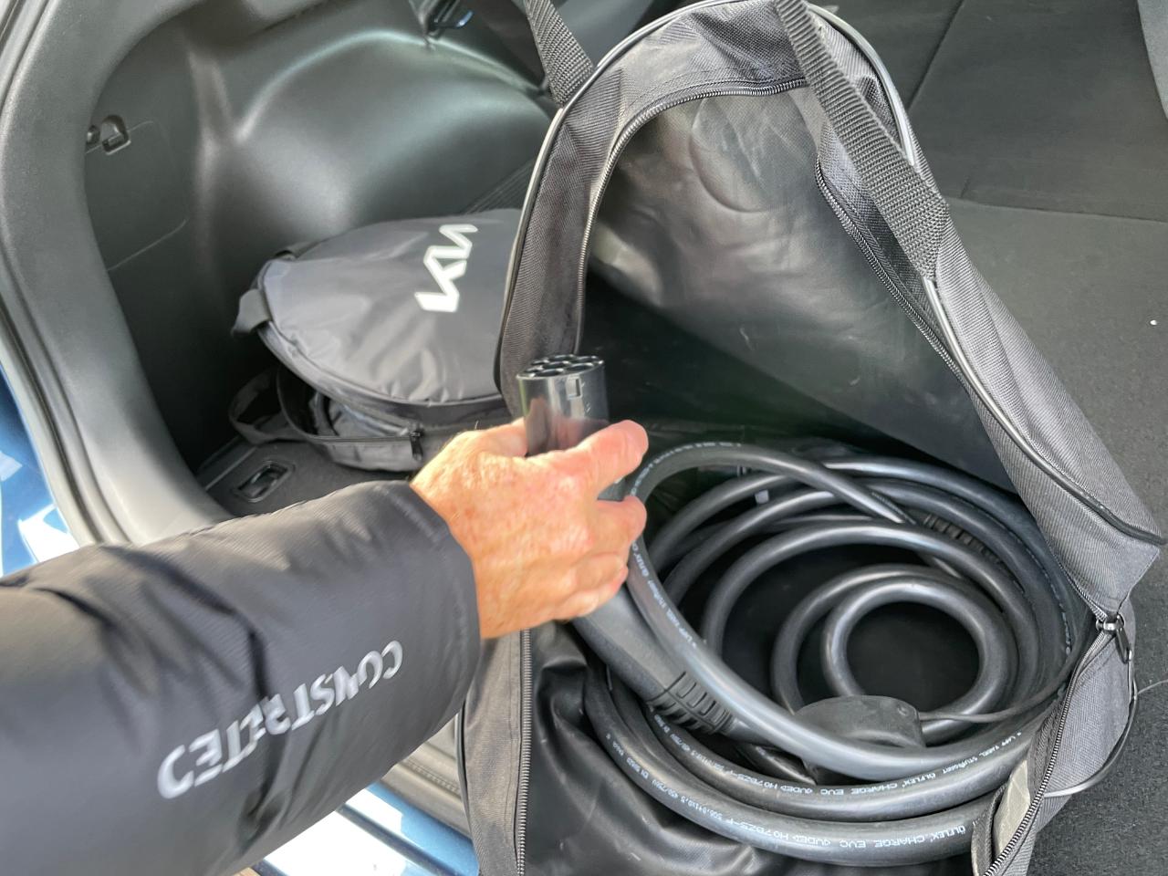 Unterwegs: Tanken billiger als Laden 1 Laden. Kia Niro Plugin-Hybrid Ladekabel