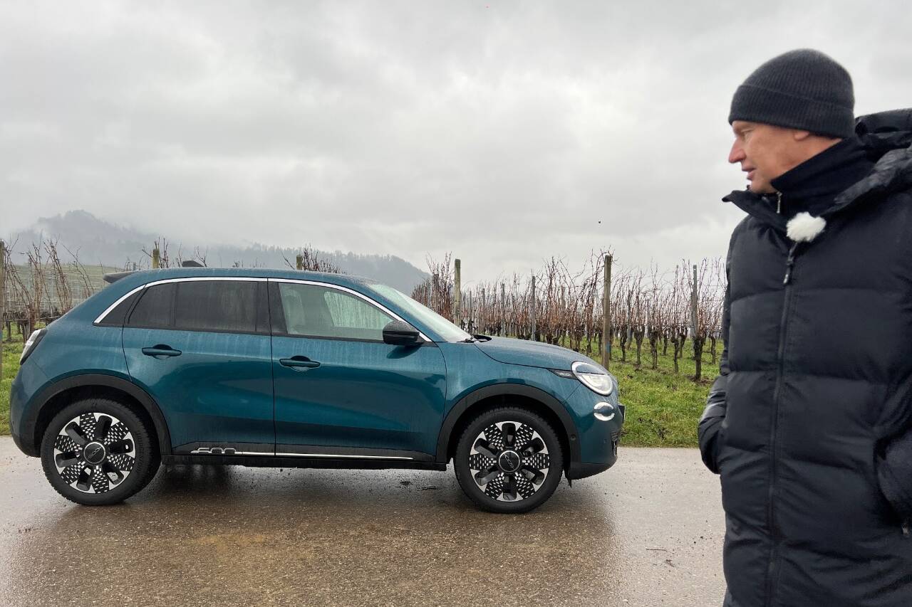 Fiat 600e La Prime (2024) - Sub-kompaktes City-SUV für Kurz- und Mittelstrecke 2 Fiat 600e La Prime (2024) in der Farbe sea of Italy
