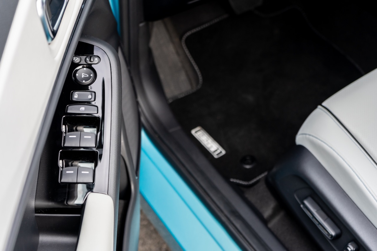 Honda E:Ny1: Die Zukunft der Elektromobilität? 13 Honda E:Ny1 Schalter für Seitenspiegel, Fensterheber, Zentralverriegelung und Türgriffe für das Auto