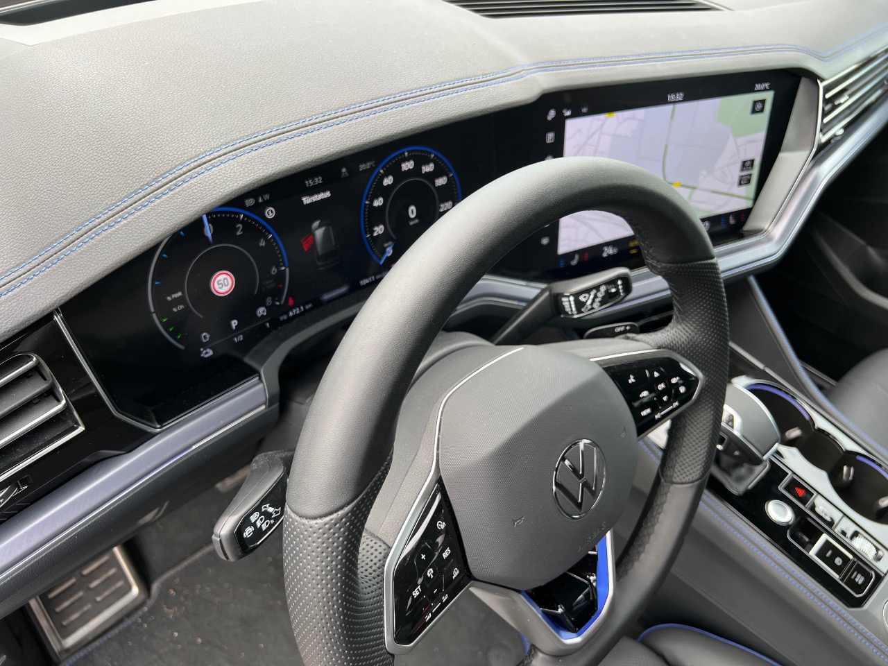 VW Touareg R (2024) - Die R-Version hat ihren Preis 6 VW Touareg R (2024) Cockpit