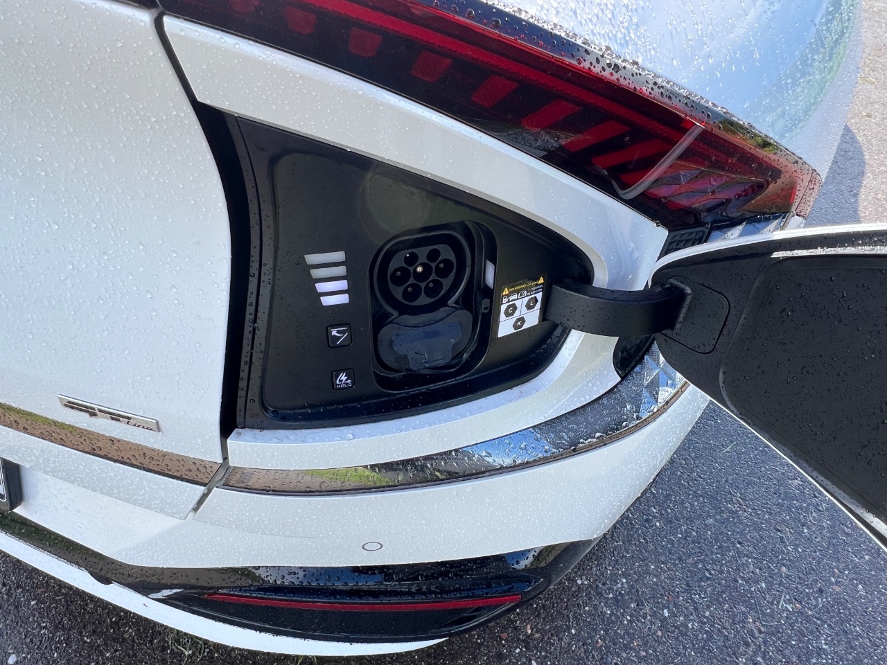 Kia EV6 GT-Line (2024) im Alltag 2 Kia EV6 GT-Line (2024) Ladebuchse
