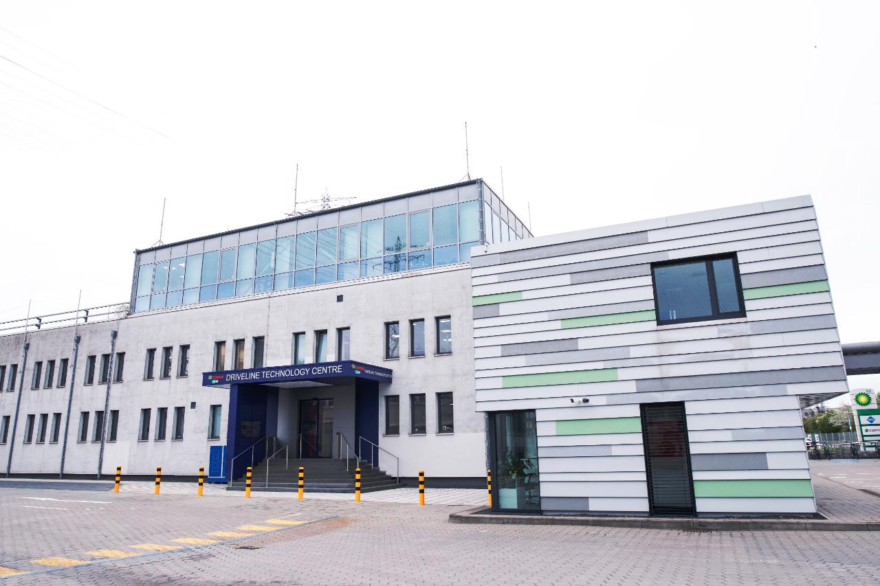 Castrol entwickelt in Hamburg Fluids für die Elektromobilität 1 Inmitten des Hamburger Hafens entwickelt und produziert Castrol im Werk Neuhof Motoren- und Getriebeöle für Automobilhersteller und andere Abnehmer – weltweit.