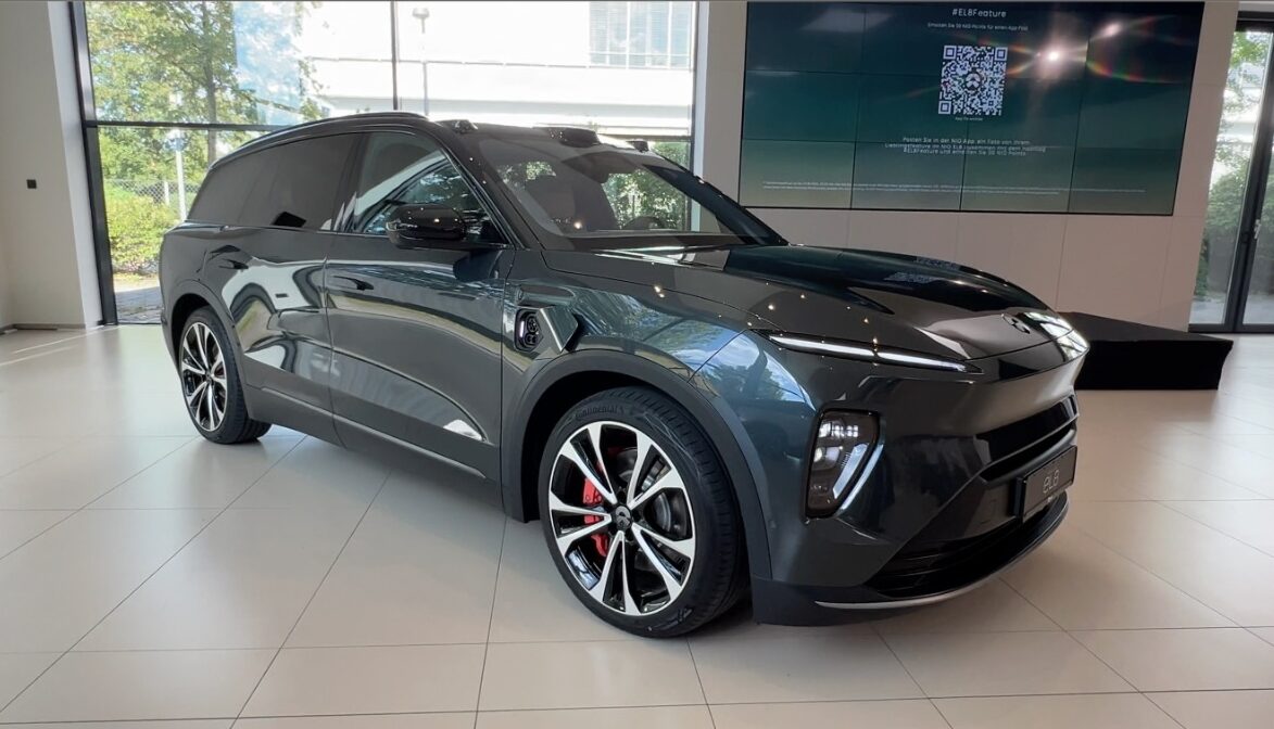 NIO präsentiert Maxi-E-SUV 6 Nio EL8 mit offener Ladebuchse