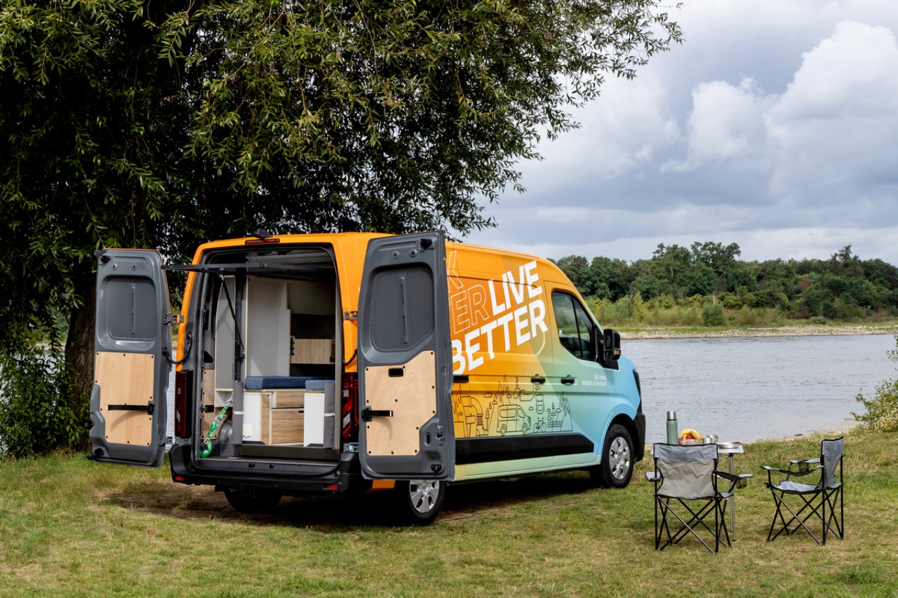 Ganz easy: Vom Transporter zum Camper 8 Das Fenster, das sich am Heck des Moduls befindet, kann nach oben ausgeklappt werden und verlängert so das Dach – gerade bei Regen ein praktisches Feature