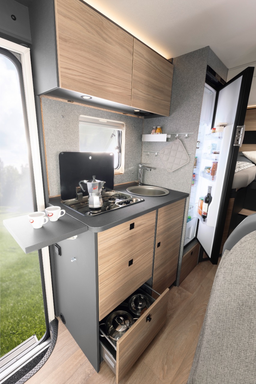 Dethleffs erstes Reisemobil mit Allradantrieb 2 Dieses Bild hat ein leeres Alt-Attribut. Der Dateiname ist Globebus_Perfomance_4x4_Kueche_080324_RET-2.jpg