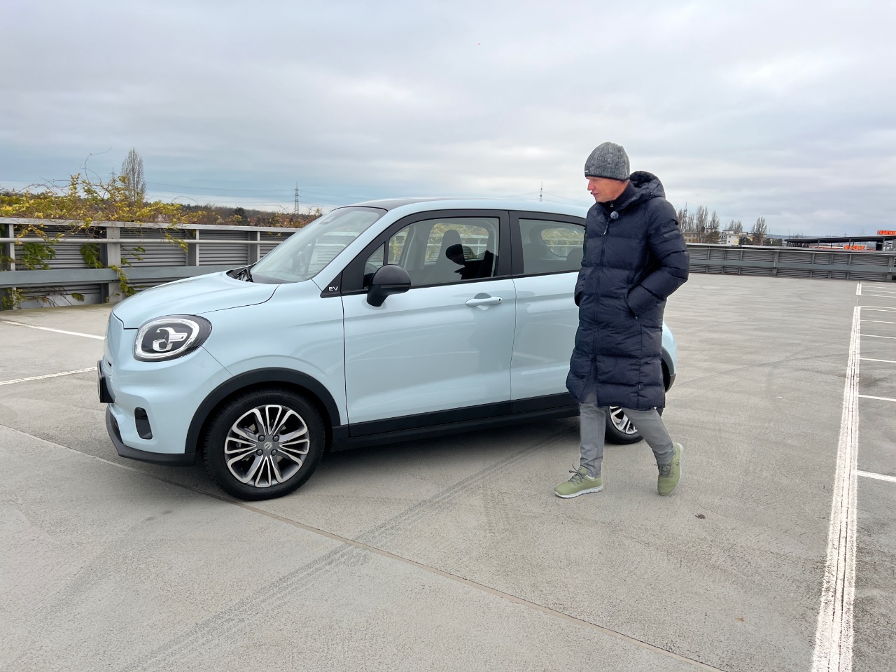 Leapmotor T03 (2024) - Günstiges E-Citycar aus dem Stellantis-Konzern 30 Neuer Leapmotor T03 und der-Autotester Friedbert Weizenecker