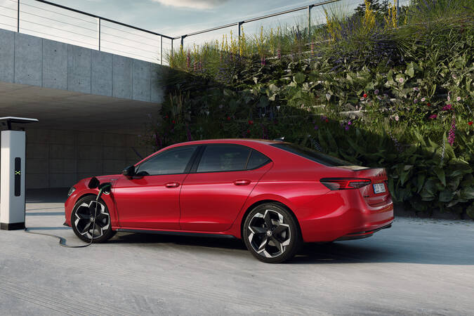 Neuer Skoda Superb iV: Plug-in-Hybrid mit über 120 km elektrischer Reichweite kommt 2025 1 Neuer Škoda Superb iV: Limousine kommt in Kürze als Plug-in-Hybrid