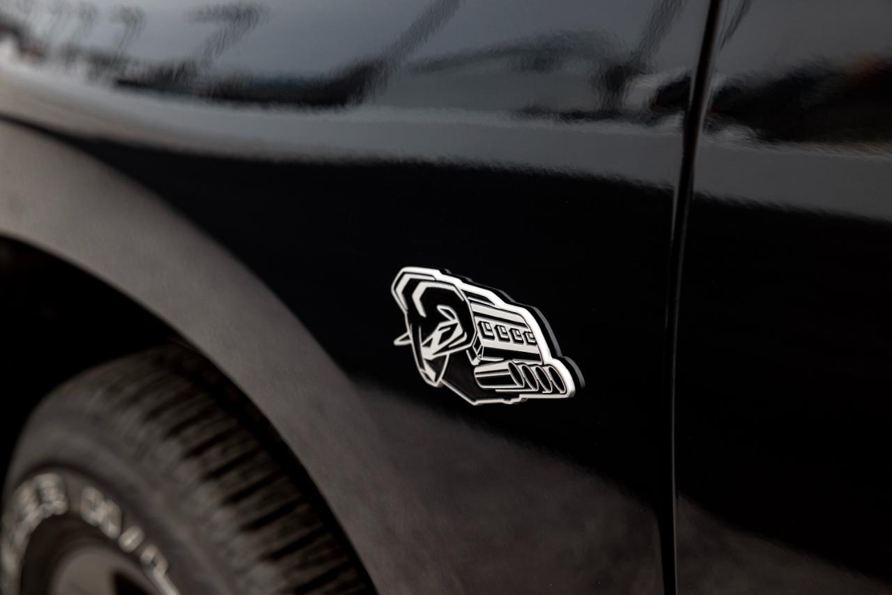 Ram 1500 kehrt mit legendärem V8-Motor zurück! 1 Jeder Hemi-betriebene Ram 1500 aus dem Modelljahr 2026 erhält ein neues, auf dem Kotflügel montiertes „Symbol of Protest Badge“, entworfen vom Ram Designer-Team