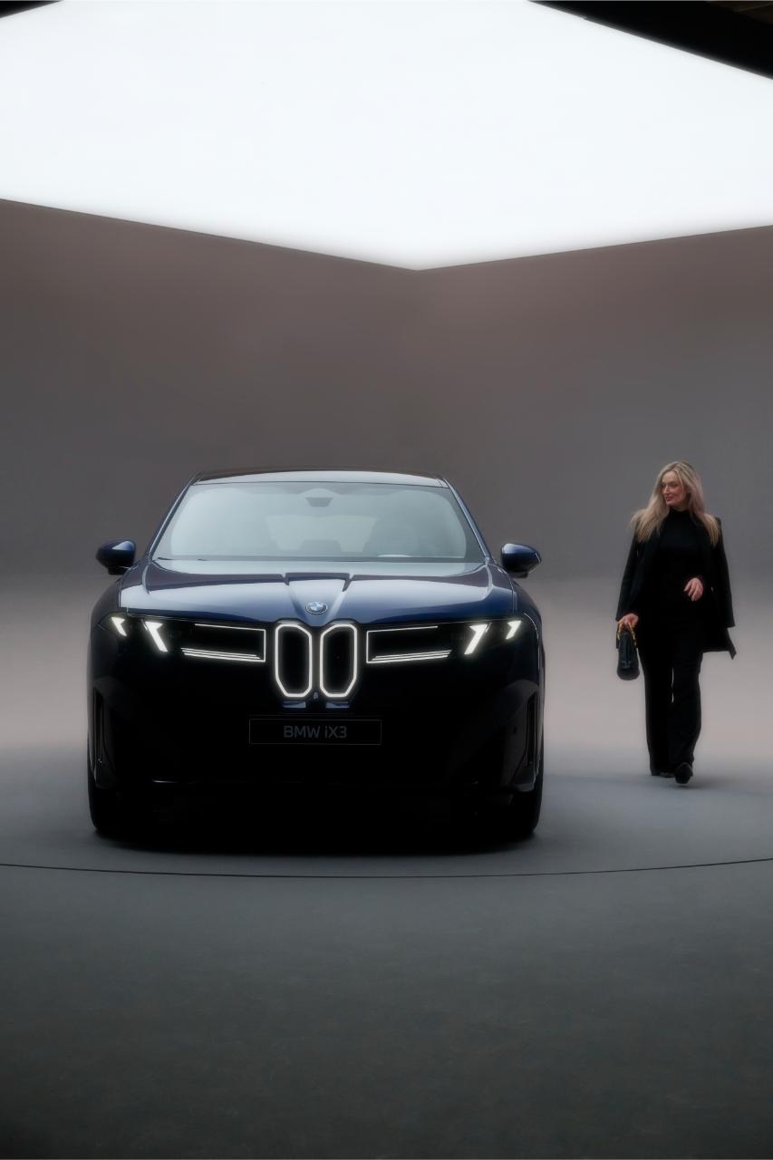 BMW iX3 – Die neue Klasse startet durch 2 BMW iX3 – Die neue Klasse startet durch, Front + NinaCarMaria