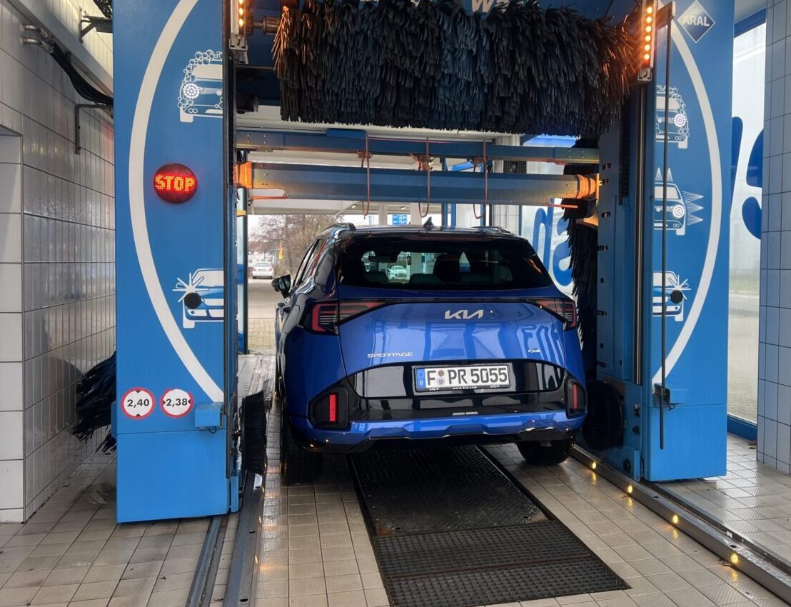 Kia Sportage 1,6 G-TDI: Allrad SUV-Benziner mit Verbrauchsnachteil! 1 Der Kia Sportage, mit seinem 1,6-Liter Turbo-Benziner, 7-Gang-DSG und Allradantrieb punktet mit guter Ausstattung und sicherem Fahrgefühl.